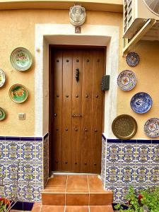 a door on a house with plates on the wall at Plaza De Las Fuentes COMPLETAMENTE REFORMADO in Toledo