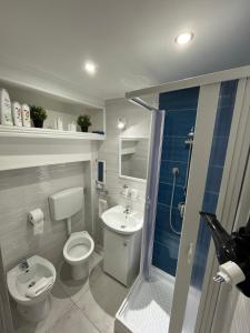 uma casa de banho com um WC, um lavatório e um chuveiro em Mortella House em Nápoles