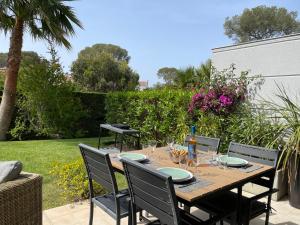 サン・ラファエルにあるLa Terrasse de Santa Luciaの木製テーブル(椅子4脚、テーブル席付)