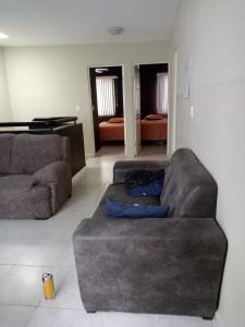 sala de estar con 2 sofás y sofá en AIRPORT APARTMENT MONTERREY 628, en Monterrey