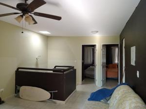 um quarto com uma cama e uma ventoinha de tecto em AIRPORT APARTMENT MONTERREY 628 em Monterrey