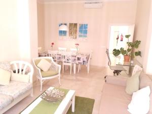 sala de estar con sofá y mesa en Apartamento Heredia 20 - Harbour, en Málaga