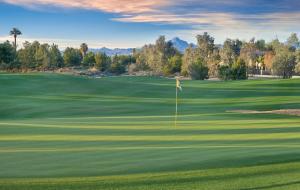 een uitzicht op een golfbaan met een vlag bij The Legacy Golf Resort in Phoenix