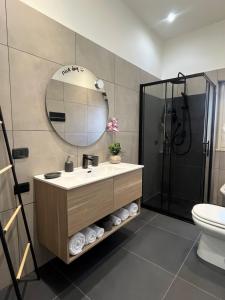 uma casa de banho com um lavatório, um espelho e um chuveiro em Le Terrazze di Chiara em Palermo