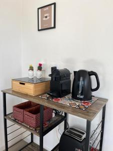 uma mesa com uma torradeira e comodidades para preparar café em Le Terrazze di Chiara em Palermo