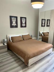 um quarto com uma cama grande num quarto em Le Terrazze di Chiara em Palermo