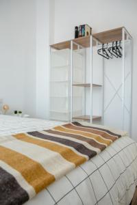 Zimmer mit einem Bett mit gestreifter Decke in der Unterkunft Massi 3 Monteverde in Rom