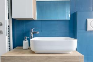 ein Badezimmer mit einem weißen Waschbecken und blauen Fliesen in der Unterkunft Massi 3 Monteverde in Rom