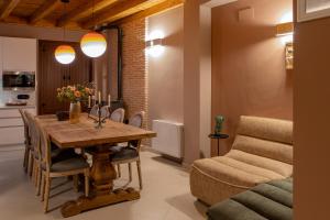 Las Musas, Casa Rural في إرفاس: غرفة طعام مع طاولة خشبية وكرسي