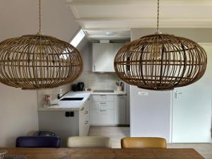 dos cestas colgando del techo en una cocina en Vakantiehuis Sofie Lauwersmeer met sauna en Anjum