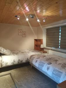 1 dormitorio con 2 camas y ventana en Minh en Pirna