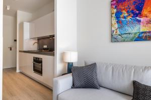 ein Wohnzimmer mit einem Sofa und einer Küche in der Unterkunft ATLANTIC Grand Hotel Travemünde in Travemünde