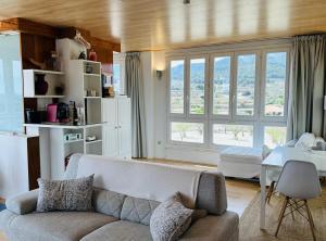 un soggiorno con divano e una grande finestra di Atico Deluxe Solano Especial Parejas a Moratalla