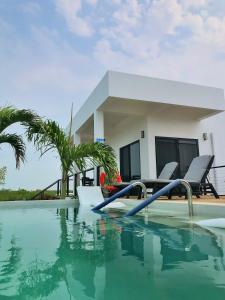 una vista de una casa con piscina en Samudra Villas 1, en San Pedro