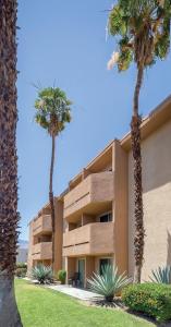un edificio con dos palmeras delante en WorldMark Palm Springs - Plaza Resort and Spa en Palm Springs