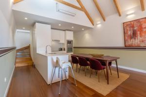 Una cocina o cocineta en King bed suite, loft with 3WC, AC & self-check-in.