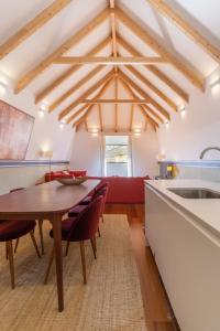 Galería fotográfica de King bed suite, loft with 3WC, AC & self-check-in. en Lisboa