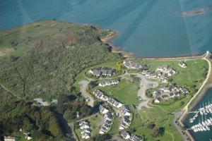 una vista aérea de una isla en el agua en APPARTEMENT VUE PORT CROUESTY, en Arzon