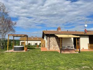 a backyard of a house with a gazebo at Casa d'Orcia in Pienza