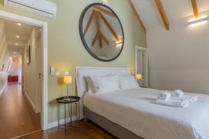 Una cama o camas en una habitación de King bed suite, loft with 3WC, AC & self-check-in.