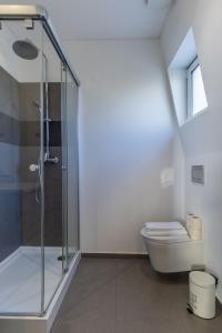 Un baño de King bed suite, loft with 3WC, AC & self-check-in.
