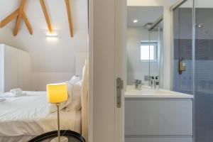 Una cama o camas en una habitación de King bed suite, loft with 3WC, AC & self-check-in.