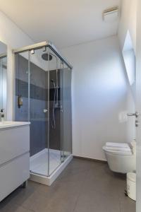 Un baño de King bed suite, loft with 3WC, AC & self-check-in.