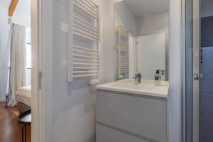Un baño de King bed suite, loft with 3WC, AC & self-check-in.