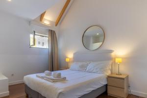Una cama o camas en una habitación de King bed suite, loft with 3WC, AC & self-check-in.