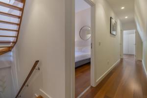 Una cama o camas en una habitación de King bed suite, loft with 3WC, AC & self-check-in.