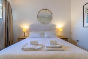 Una cama o camas en una habitación de King bed suite, loft with 3WC, AC & self-check-in.