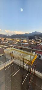 una mesa y sillas en la azotea en Apartamento 1 Premiere de Occidente, en Quetzaltenango