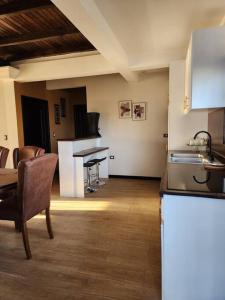 a kitchen and living room with a table and a counter at Apartamento 1 Premiere de Occidente in Quetzaltenango