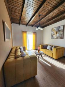 a living room with a couch and a table at Apartamento 1 Premiere de Occidente in Quetzaltenango