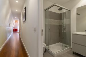Un baño de King bed suite, loft with 3WC, AC & self-check-in.