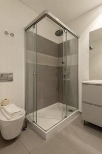 Un baño de King bed suite, loft with 3WC, AC & self-check-in.