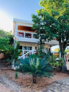 een huis met een palmplant ervoor bij Villa baobab in Ramena