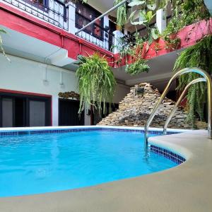 a swimming pool in front of a building at Hotel Camino Maya in Copan Ruinas