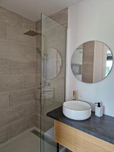 ラ・マンブロル・シュル・ショワジーユにあるChambre d'hôtesの洗面台とガラスのシャワーを備えたバスルーム +29枚の写真