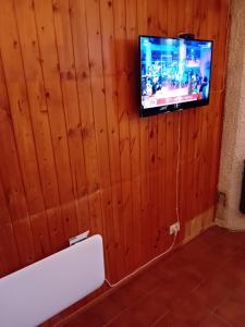 A television and/or entertainment centre at Monolocale campo d'altura