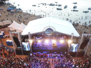 an overhead view of a stage with a crowd of people at Hotel Pousada Bela Manhã in Pôrto Primavera +57 photos