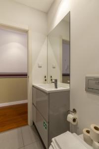 Un baño de King bed suite, loft with 3WC, AC & self-check-in.