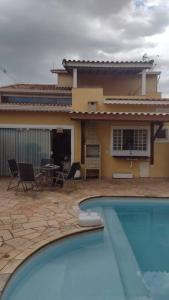 una casa con piscina frente a una casa en Casa em Ribeirão Preto Agrishow e Eventos, en Ribeirão Preto
