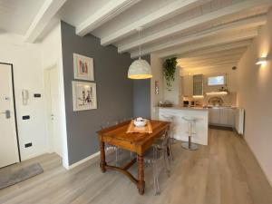 een keuken met een houten tafel in een kamer bij Soranza Suite in Castelfranco Veneto