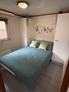 ein Schlafzimmer mit einem großen Bett in der Ecke in der Unterkunft Ecolodge Over the Rainbow in Bocholt