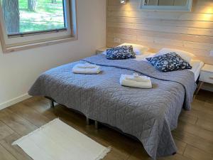 Un pat sau paturi într-o cameră la 3pokoje - domek pod lasem na odludziu