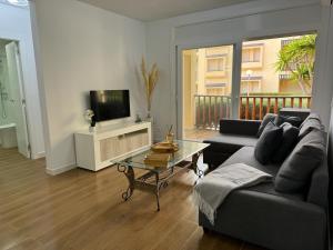 a living room with a couch and a table at Paraíso frente al mar , espectacular apartamento in El Vendrell
