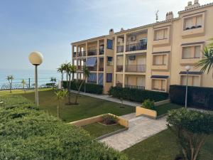 an apartment building with the ocean in the background at Paraíso frente al mar , espectacular apartamento in El Vendrell