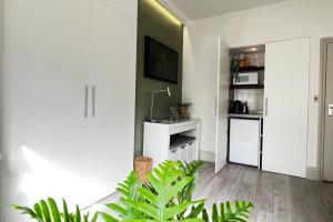 sala de estar con escritorio blanco y TV en Apt 06 Stylish Studio steps from Beach, Cafe's & Bar's, en Brighton & Hove
