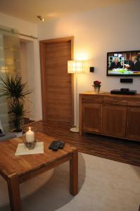 un soggiorno con una candela e una televisione di Haus Hippelstein a Gönnersdorf